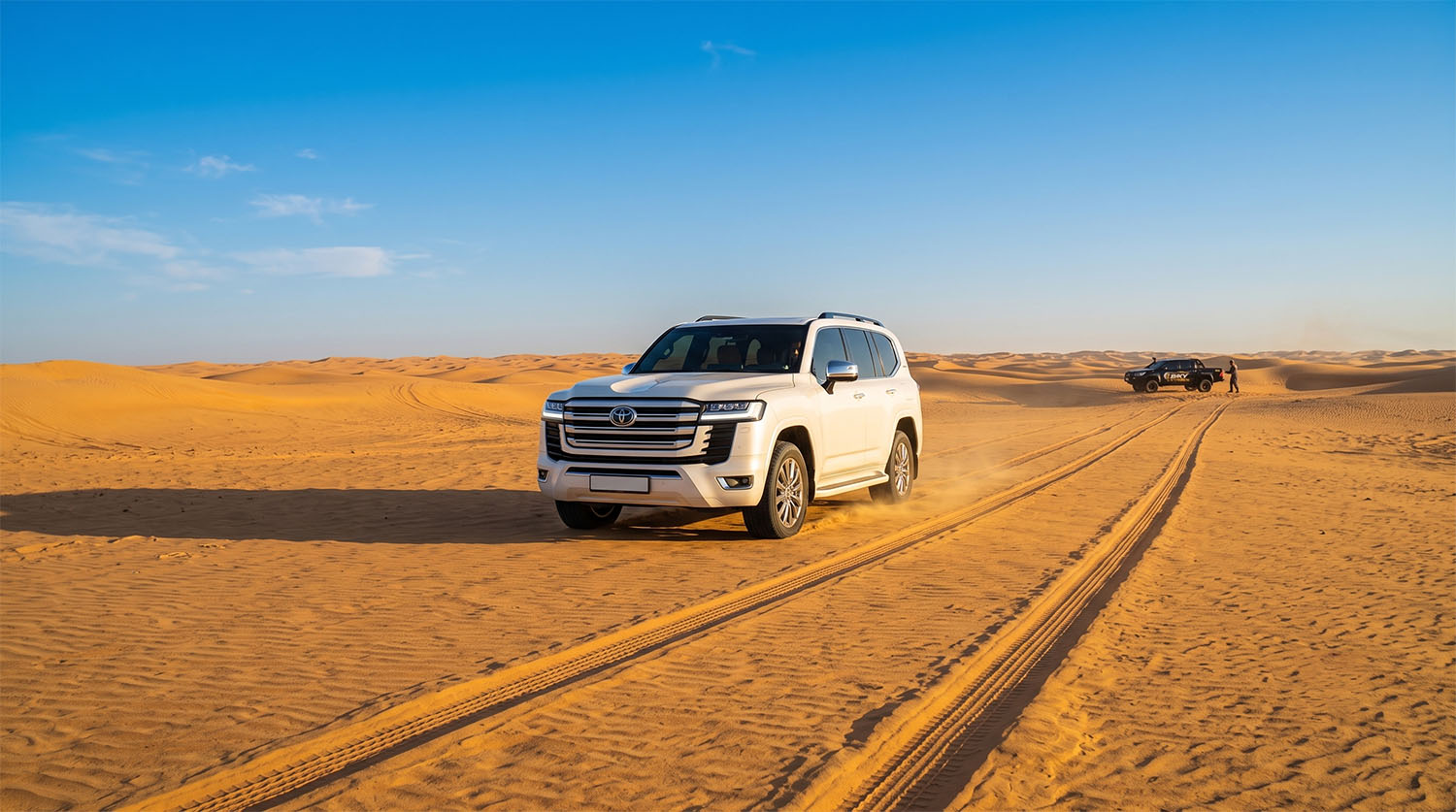 Professional sand recovery services rescuing an SUV in Dubai